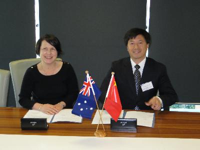 IHBI所长Patsy Yates女士与杏悦2娱乐官网院长刘昌胜在协议签署现场